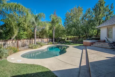 1439 Gladstone Ct, Redding, CA 96001 photo 2