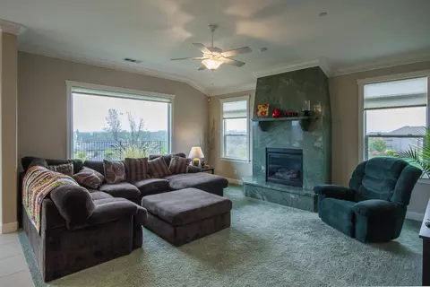 768 Rogue River Way, Redding, CA 96003 photo 2
