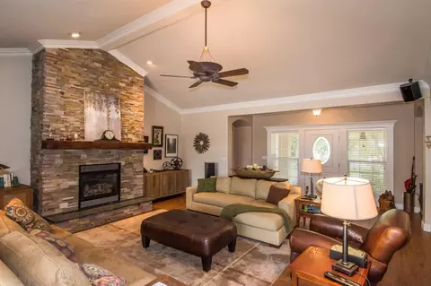 2460 Crescent Moon Ct, Redding, CA 96001 photo 4