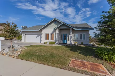 898 Collyer Dr, Redding, CA 96003 photo 3