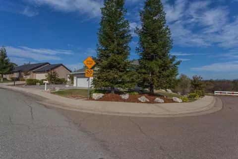 898 Collyer Dr, Redding, CA 96003 photo 4