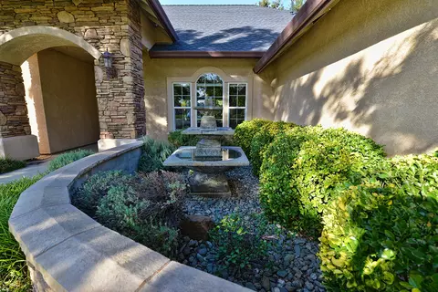 2746 Vermeer Pl, Redding, CA 96002 photo 3