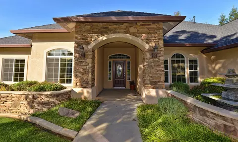 2746 Vermeer Pl, Redding, CA 96002 photo 2