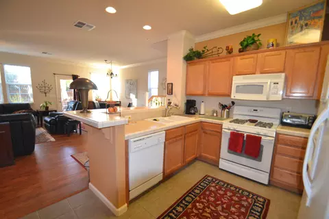 2039 Vienna, Redding, CA 96003 photo 3