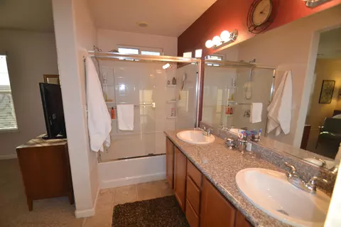 2039 Vienna, Redding, CA 96003 photo 7
