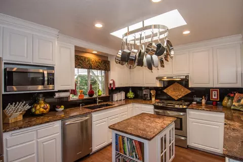 2885 Starlight Blvd, Redding, CA 96001 photo 3