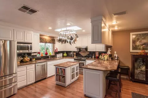 2885 Starlight Blvd, Redding, CA 96001 photo 2