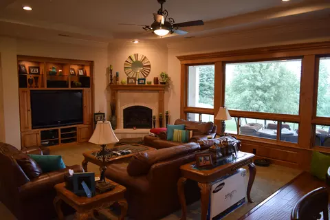 852 Santa Cruz Dr, Redding, CA 96003 photo 2