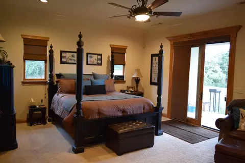 852 Santa Cruz Dr, Redding, CA 96003 photo 3
