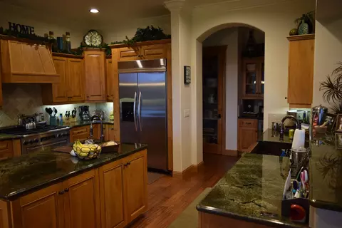 852 Santa Cruz Dr, Redding, CA 96003 photo 9