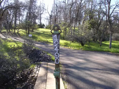12490 Old Oregon Trl, Redding, CA 96003 photo 2
