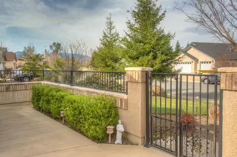 1236 Bonhurst Dr, Redding, CA 96003 photo 3