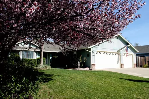 2584 Dewberry Dr, Redding, CA 96003 photo 2