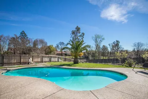 275 Woodhill Dr, Redding, CA 96003 photo 2