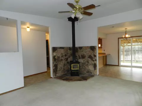 882 Monarch Ct, Redding, CA 96003 photo 4