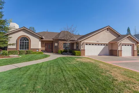 2079 Hope Ln, Redding, CA 96003 photo 2