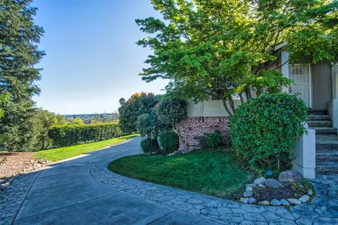 266 Kingswood Ct, Redding, CA 96003 photo 4