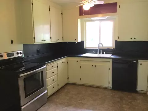 1430 Pleasant St, Redding, CA 96001 photo 4