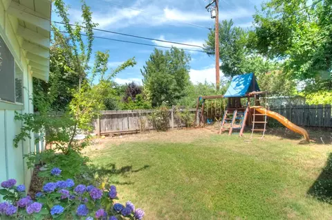 3560 Mercury Dr, Redding, CA 96002 photo 4