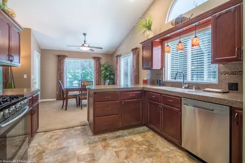 820 Paramount Way, Redding, CA 96003 photo 8