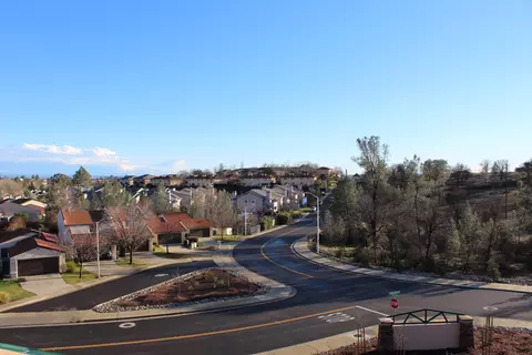 695 Mission De Oro Dr, Redding, CA 96003 photo 3