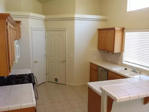 704 Fountain Cir, Redding, CA 96003 photo 5