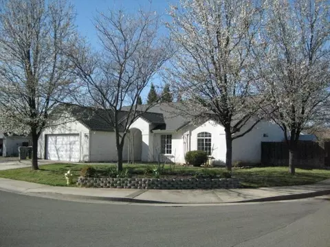 704 Fountain Cir, Redding, CA 96003 photo 1