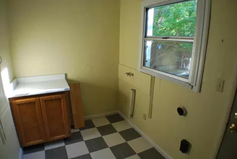 2437 Gold St, Redding, CA 96001 photo 6