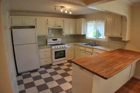 2437 Gold St, Redding, CA 96001 photo 4