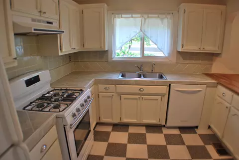 2437 Gold St, Redding, CA 96001 photo 5