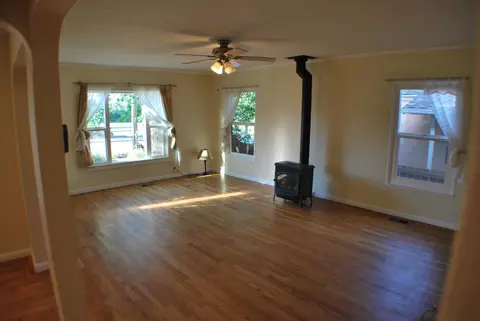 2437 Gold St, Redding, CA 96001 photo 2