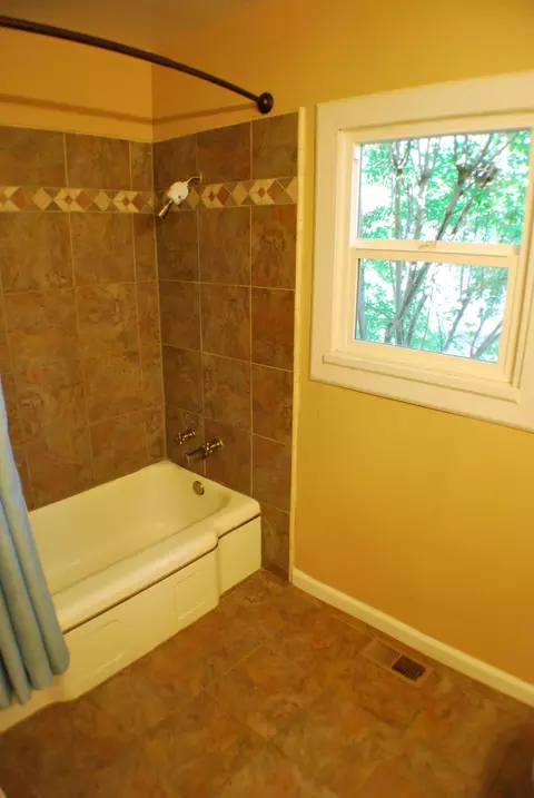 2437 Gold St, Redding, CA 96001 photo 9
