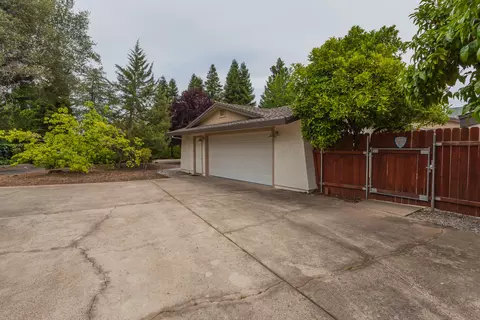 1875 Crestmont Dr, Redding, CA 96002 photo 5