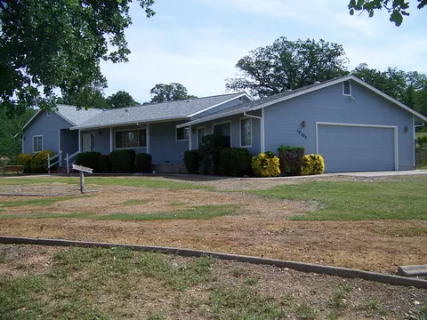 10705 Green Oaks Ln, Redding, CA 96003 photo 1