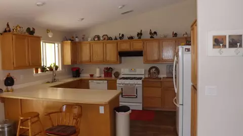 3283 Leonard St, Redding, CA 96002 photo 2