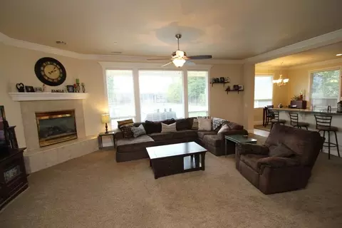 1058 Coggins St, Redding, CA 96003 photo 2