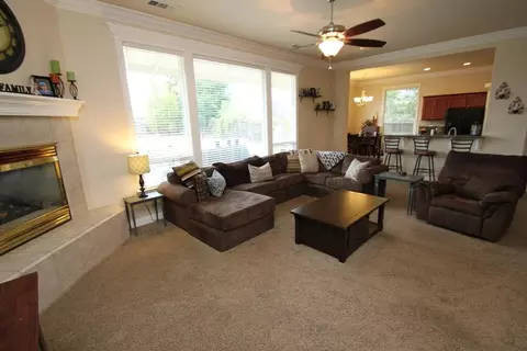 1058 Coggins St, Redding, CA 96003 photo 4