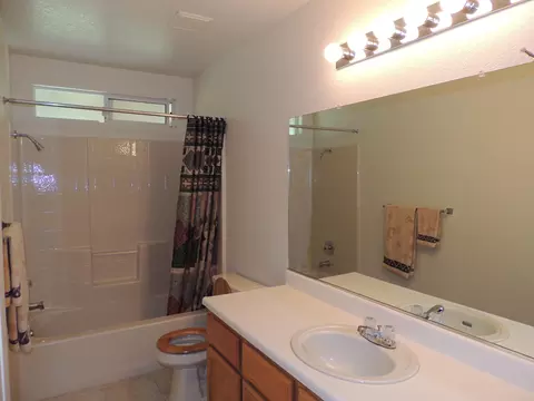 2910 Tropicana Ct, Redding, CA 96003 photo 10