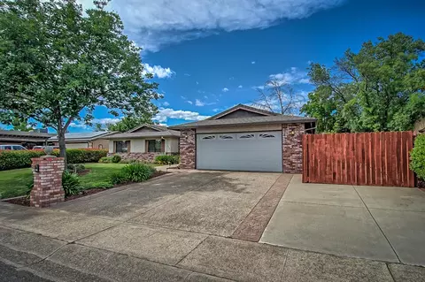 478 Rosewood Dr, Redding, CA 96003 photo 2
