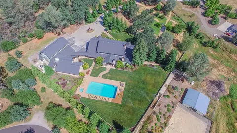 8789 Heritage Ct, Redding, CA 96001 photo 2
