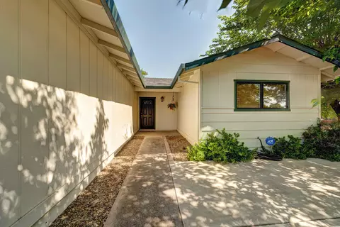 2464 Capella St, Redding, CA 96002 photo 1