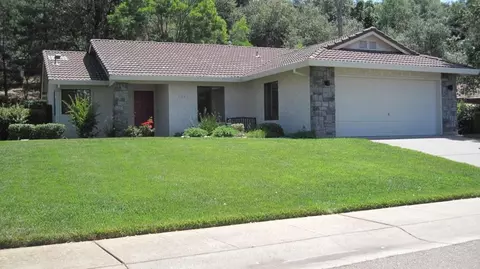 3653 Canterbury Dr, Redding, CA 96002 photo 1