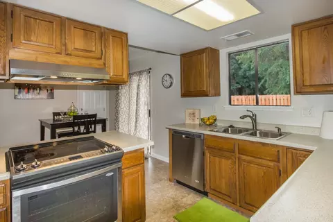 1711 Hawthorne Ct, Redding, CA 96002 photo 5
