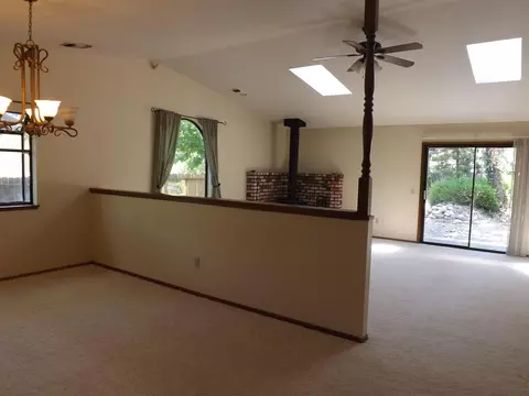 860 Oakmont Dr, Redding, CA 96003 photo 3