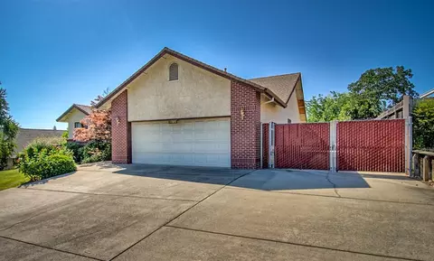 2725 Crystal Tree Dr, Redding, CA 96001 photo 2