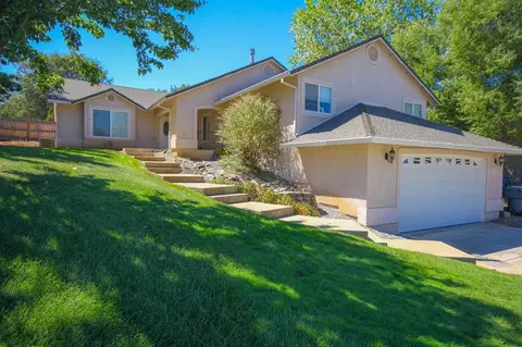 3740 Greenhaven Ln, Redding, CA 96001 photo 1