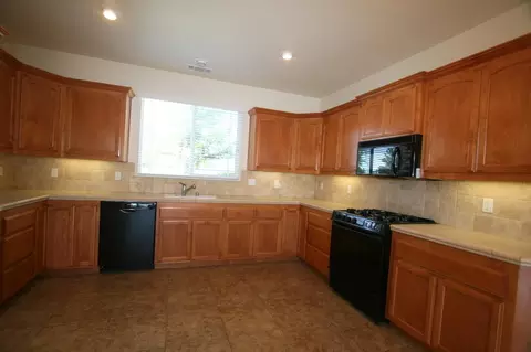 880 Collyer Dr, Redding, CA 96003 photo 2