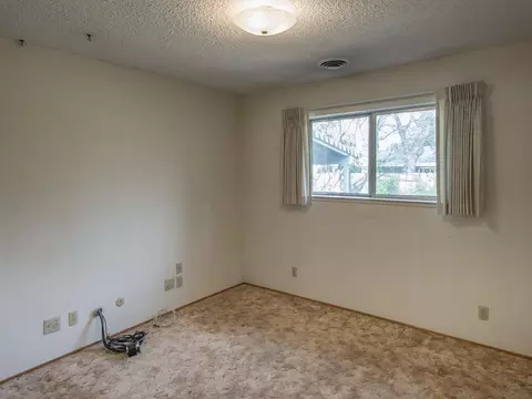 580 Estate St, Redding, CA 96002 photo 12