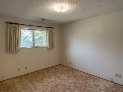 580 Estate St, Redding, CA 96002 photo 11