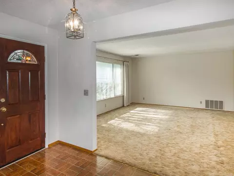 580 Estate St, Redding, CA 96002 photo 3